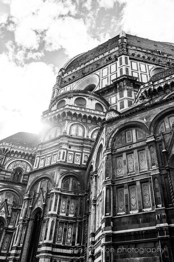 a black and white photo of a building
