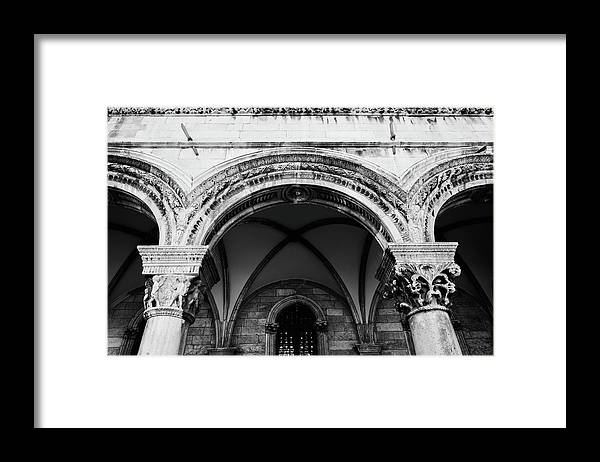 a black and white photo of a building