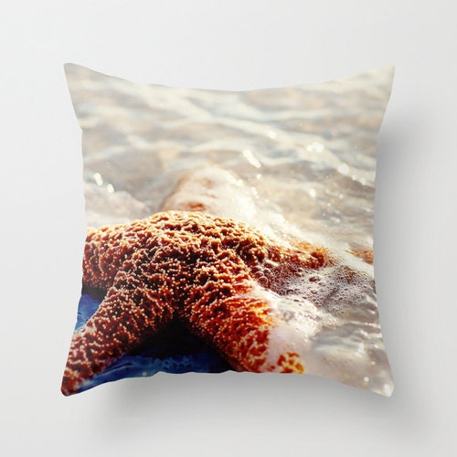 a starfish laying on the beach on a sunny day