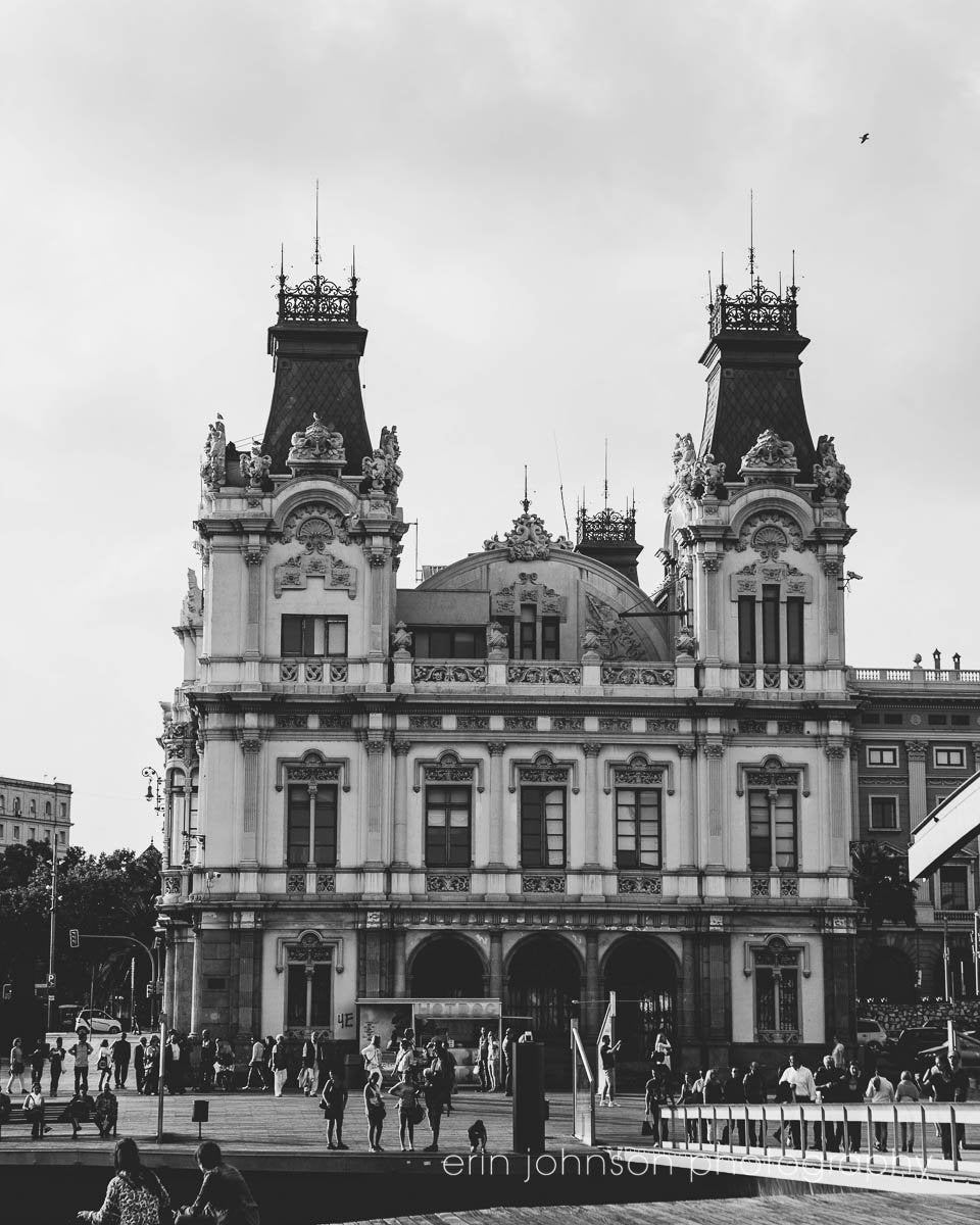 a black and white photo of a large building