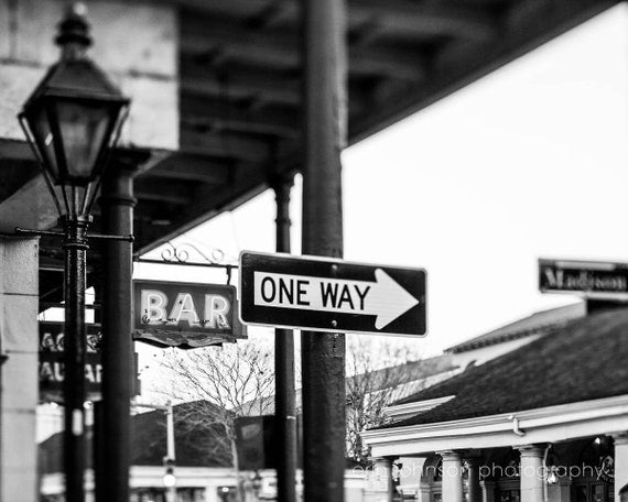 a one way sign on a street corner