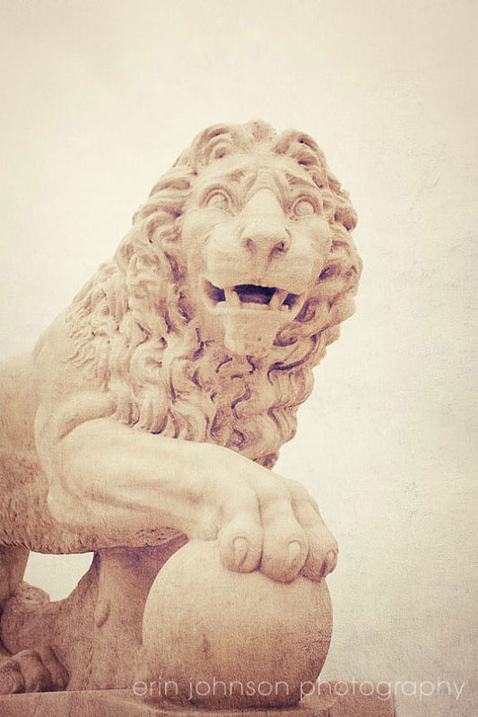 a statue of a lion