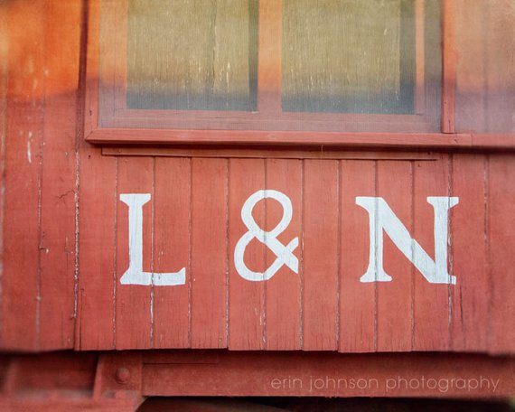 a close up of a train with the word l & n painted on it