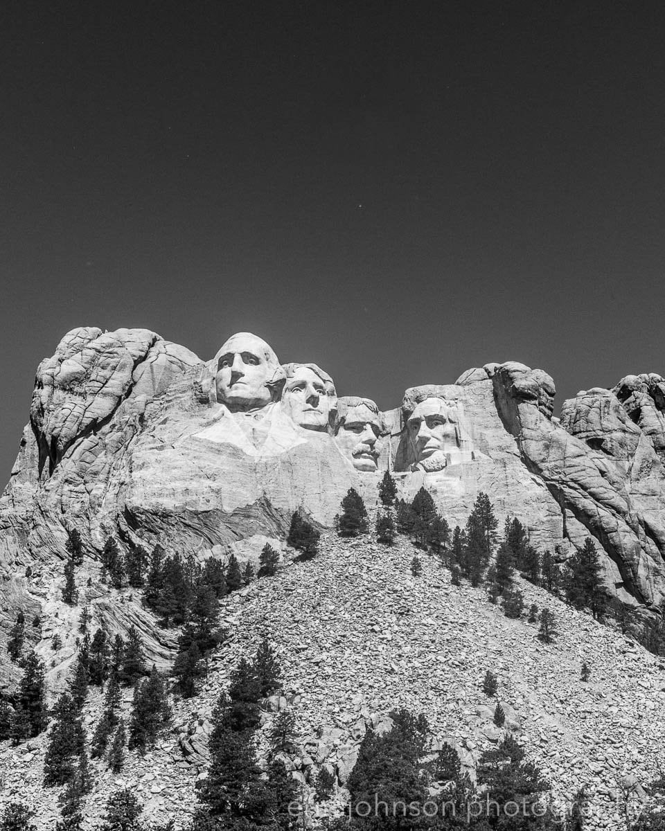 a black and white photo of mount rushmore